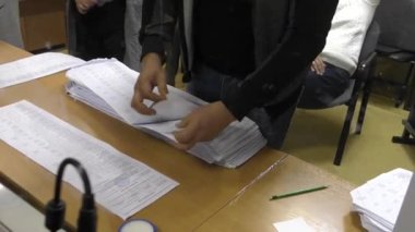 Petropavlovskaya Borshchagovka, Kiev bölgesi, Ukrayna - Kasım 2020: Toprak Seçim Komisyonu 'ndaki oy pusulalarının yeniden sayımı. Ukrayna 'da yerel seçimler.