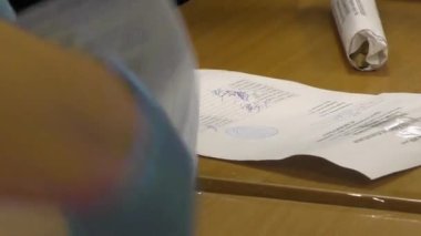 Petropavlovskaya Borshchagovka, Kiev bölgesi, Ukrayna - Kasım 2020: Toprak Seçim Komisyonu 'ndaki oy pusulalarının yeniden sayımı. Ukrayna 'da yerel seçimler.