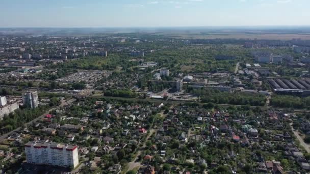 Europa, Ucrania, Cherkasy - Agosto 2020: Vista aérea de la ciudad. Cabañas privadas en la ciudad. — Vídeos de Stock