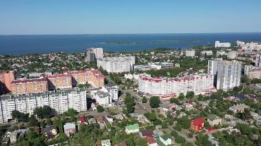 Avrupa, Ukrayna, Çerkasya - Ağustos 2020: Şehrin havadan görünüşü. Şehirdeki özel kulübeler..
