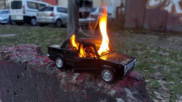 붙었어 놀이터 어린이용 장난감 자동차를 놓으세요 화재의 장난감 붙었어 — 스톡 사진