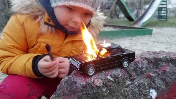 Samochód Dziecięcy Płonie Lit Samochód Zabawki Dla Dzieci Tle Placu — Wideo stockowe