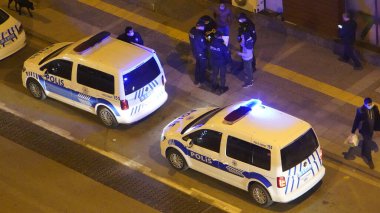 İzmir, Türkiye - Ocak 2021: Covid-19 koronavirüs salgını sırasında polis belgeleri kontrol etti. Şehirdeki polis arabalarının mavi ışıkları. Polis sinyal lambaları.