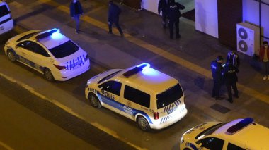 İzmir, Türkiye - Ocak 2021: Covid-19 koronavirüs salgını sırasında polis belgeleri kontrol etti. Şehirdeki polis arabalarının mavi ışıkları. Polis sinyal lambaları.
