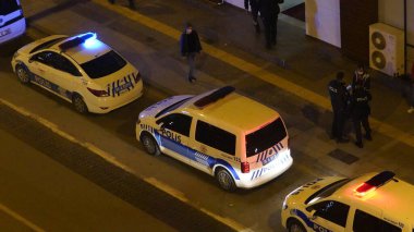 İzmir, Türkiye - Ocak 2021: Covid-19 koronavirüs salgını sırasında polis belgeleri kontrol etti. Şehirdeki polis arabalarının mavi ışıkları. Polis sinyal lambaları.