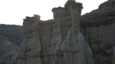 Kuladokiya dağlarının manzarası. Türkiye 'nin Kula kentinde alışılmadık bir volkanik kaya oluşumu.