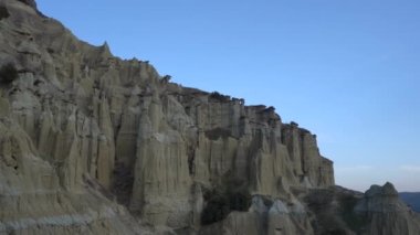 Kuladokiya dağlarının manzarası. Türkiye 'nin Kula kentinde alışılmadık bir volkanik kaya oluşumu.