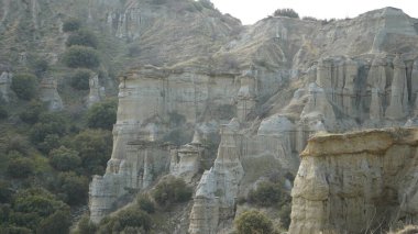 Kuladokiya dağlarının manzarası. Türkiye 'nin Kula kentinde alışılmadık bir volkanik kaya oluşumu.