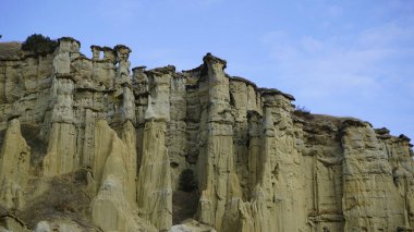 Kuladokiya dağlarının manzarası. Türkiye 'nin Kula kentinde alışılmadık bir volkanik kaya oluşumu.