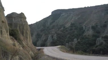 Kuladokiya dağlarının manzarası. Türkiye 'nin Kula kentinde alışılmadık bir volkanik kaya oluşumu.