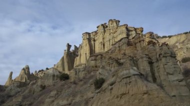 Kuladokiya dağlarının manzarası. Türkiye 'nin Kula kentinde alışılmadık bir volkanik kaya oluşumu.