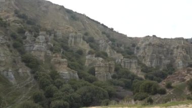 Kuladokiya dağlarının manzarası. Türkiye 'nin Kula kentinde alışılmadık bir volkanik kaya oluşumu.