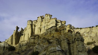 Kuladokiya dağlarının manzarası. Türkiye 'nin Kula kentinde alışılmadık bir volkanik kaya oluşumu.