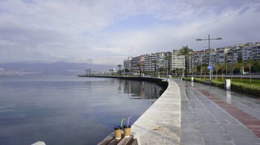 İzmir, Türkiye - Ocak 2021: Covid-19 Coronavirus salgını nedeniyle Türkiye 'de tecrit altına alınan boş bir caddenin görüntüsü. Şehir merkezinde boş bir cadde. Kimse yok..