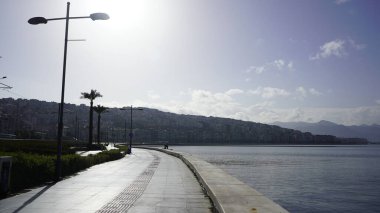 İzmir, Türkiye - Ocak 2021: Covid-19 Coronavirus salgını nedeniyle Türkiye 'de tecrit altına alınan boş bir caddenin görüntüsü. Şehir merkezinde boş bir cadde. Kimse yok..