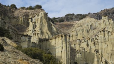 Kuladokiya dağlarının manzarası. Türkiye 'nin Kula kentinde alışılmadık bir volkanik kaya oluşumu.