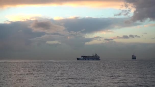 トルコのイズミル 1月2021 コナック駅でモータ船を見下ろす美しい夕日 モータ船は桟橋から出発します 山を背景にした船の眺めと美しい夕日 — ストック動画