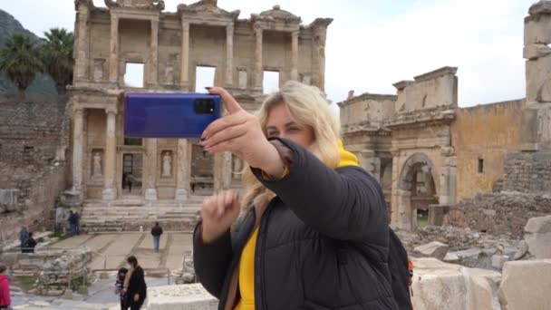 Podróżuje Podczas Pandemii Covid Kobieta Masce Robi Sobie Selfie Tle — Wideo stockowe