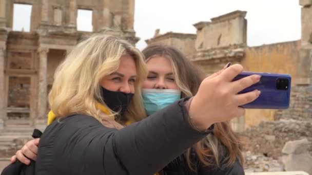 Cestování Během Pandemie Covid Žena Masce Fotí Selfie Pozadí Atrakcí — Stock video