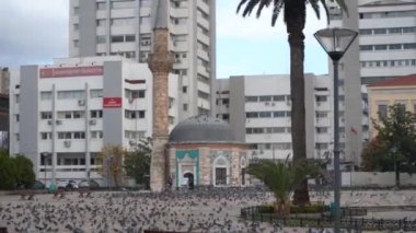 İzmir, Türkiye - Ocak 2021: Covid-19 koronavirüs salgını sırasında ana meydanda güvercinler var. İnsansız boş bir şehir. Meydanda bir sürü kuş var..