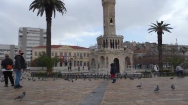 İzmir, Türkiye - Ocak 2021: Covid-19 koronavirüs salgını sırasında ana meydanda güvercinler var. İnsansız boş bir şehir. Meydanda bir sürü kuş var..