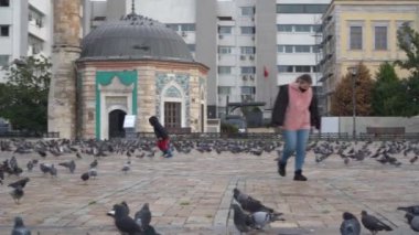 İzmir, Türkiye - Ocak 2021: Covid-19 koronavirüs salgını sırasında ana meydanda güvercinler var. İnsansız boş bir şehir. Meydanda bir sürü kuş var..