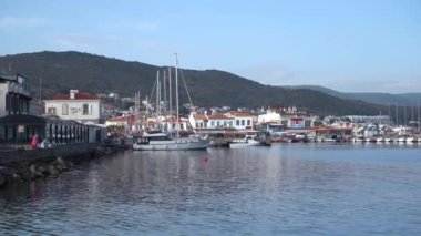 Urla, İzmir, Türkiye - Ocak 2021: Köy limanının manzarası. Covid-19 koronavirüs salgını sırasında limanda balıkçı tekneleri varmış. Rıhtıma yakın bir sürü balıkçı teknesi var..