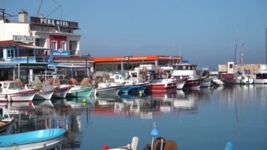 Urla, İzmir, Türkiye - Ocak 2021: Köy limanının manzarası. Covid-19 koronavirüs salgını sırasında limanda balıkçı tekneleri varmış. Rıhtıma yakın bir sürü balıkçı teknesi var..