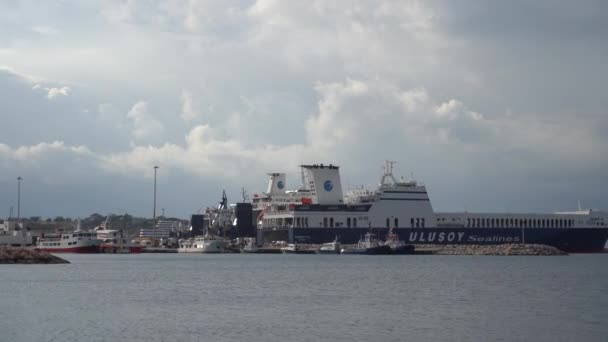 Cesme Izmir Turkiet Januari 2021 Lastfartyg Hamnen Lastning Och Lossning — Stockvideo