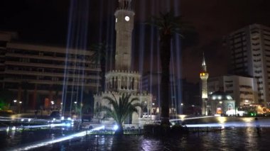 İzmir, Türkiye - Ocak 2021: Eski Saat yakınlarındaki ışık gösterisi. Gece gökyüzünde ışık huzmeleri.