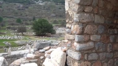 Selcuk, Ephesus, Türkiye - Ocak 2021: Selcuk yakınlarındaki antik Yunan kenti Efes 'in kalıntıları görülüyor. Eski şehrin kalıntıları.. 