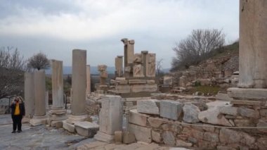 Selcuk, Ephesus, Türkiye - Ocak 2021: Selcuk yakınlarındaki antik Yunan kenti Efes 'in kalıntıları görülüyor. Eski şehrin kalıntıları.. 