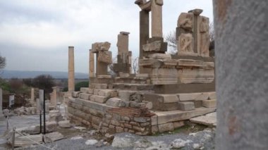 Selcuk, Ephesus, Türkiye - Ocak 2021: Selcuk yakınlarındaki antik Yunan kenti Efes 'in kalıntıları görülüyor. Eski şehrin kalıntıları.. 