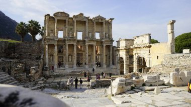 Selcuk, Ephesus, Türkiye - Ocak 2021: Selcuk yakınlarındaki antik Yunan kenti Efes 'in kalıntıları görülüyor. Eski şehrin kalıntıları.. 