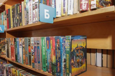 Avrupa, Kiev, Ukrayna - Ocak 2016: Şehir kütüphanesinin içi. Kitaplar kütüphanedeki raflarda..