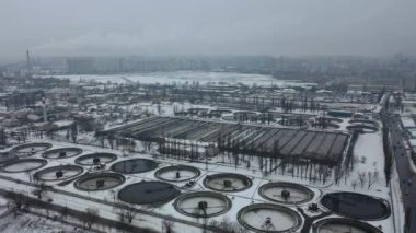 Avrupa, Kiev, Ukrayna - Şubat 2021: Bortnytsia hava istasyonu, Bortnychi. Hava aracı görüntüsü. Lağım arıtma tesisi. Atık su arıtma tesisi. Kyiv Bortnychi hava istasyonu.