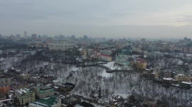 Avrupa, Kiev, Ukrayna - Şubat 2021: Podil bölgesi, St. Andrew Kilisesi, Kontraktova Meydanı ve Kiev 'in hava manzarası. Şehre bakan eski binalar..