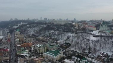 Avrupa, Kiev, Ukrayna - Şubat 2021: Podil bölgesi, St. Andrew Kilisesi, Kontraktova Meydanı ve Kiev 'in hava manzarası. Şehre bakan eski binalar..