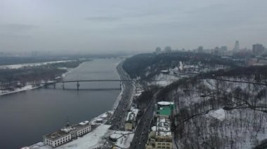 Avrupa, Kiev, Ukrayna - Şubat 2021: Podil bölgesi, St. Andrew Kilisesi, Kontraktova Meydanı ve Kiev 'in hava manzarası. Şehre bakan eski binalar..
