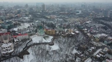 Avrupa, Kiev, Ukrayna - Şubat 2021: Podil bölgesi, St. Andrew Kilisesi, Kontraktova Meydanı ve Kiev 'in hava manzarası. Şehre bakan eski binalar..