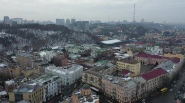 Avrupa, Kiev, Ukrayna - Şubat 2021: Podil bölgesi, St. Andrew Kilisesi, Kontraktova Meydanı ve Kiev 'in hava manzarası. Şehre bakan eski binalar..