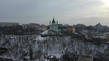 Avrupa, Kiev, Ukrayna - Şubat 2021: Podil bölgesi, St. Andrew Kilisesi, Kontraktova Meydanı ve Kiev 'in hava manzarası. Şehre bakan eski binalar..