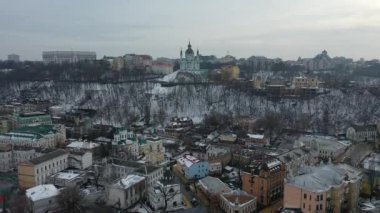Avrupa, Kiev, Ukrayna - Şubat 2021: Podil bölgesi, St. Andrew Kilisesi, Kontraktova Meydanı ve Kiev 'in hava manzarası. Şehre bakan eski binalar..