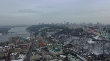 Avrupa, Kiev, Ukrayna - Şubat 2021: Podil bölgesi, St. Andrew Kilisesi, Kontraktova Meydanı ve Kiev 'in hava manzarası. Şehre bakan eski binalar..