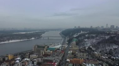 Avrupa, Kiev, Ukrayna - Şubat 2021: Podil bölgesi, St. Andrew Kilisesi, Kontraktova Meydanı ve Kiev 'in hava manzarası. Şehre bakan eski binalar..