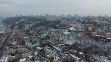 Avrupa, Kiev, Ukrayna - Şubat 2021: Podil bölgesi, St. Andrew Kilisesi, Kontraktova Meydanı ve Kiev 'in hava manzarası. Şehre bakan eski binalar..