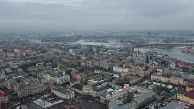 Avrupa, Kiev, Ukrayna - Şubat 2021: Podil bölgesi, St. Andrew Kilisesi, Kontraktova Meydanı ve Kiev 'in hava manzarası. Şehre bakan eski binalar..