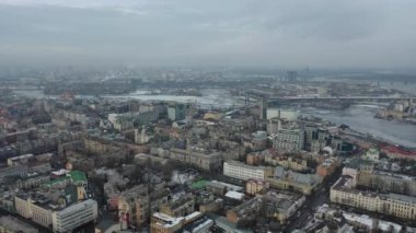 Avrupa, Kiev, Ukrayna - Şubat 2021: Podil bölgesi, St. Andrew Kilisesi, Kontraktova Meydanı ve Kiev 'in hava manzarası. Şehre bakan eski binalar..