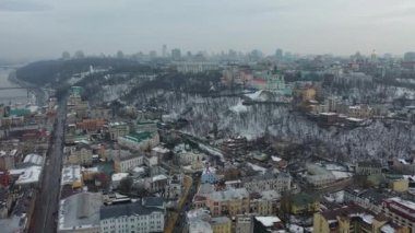 Avrupa, Kiev, Ukrayna - Şubat 2021: Podil bölgesi, St. Andrew Kilisesi, Kontraktova Meydanı ve Kiev 'in hava manzarası. Şehre bakan eski binalar..