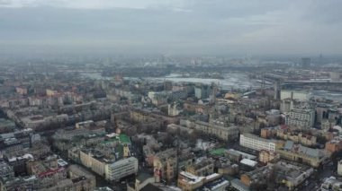 Avrupa, Kiev, Ukrayna - Şubat 2021: Podil bölgesi, St. Andrew Kilisesi, Kontraktova Meydanı ve Kiev 'in hava manzarası. Şehre bakan eski binalar..